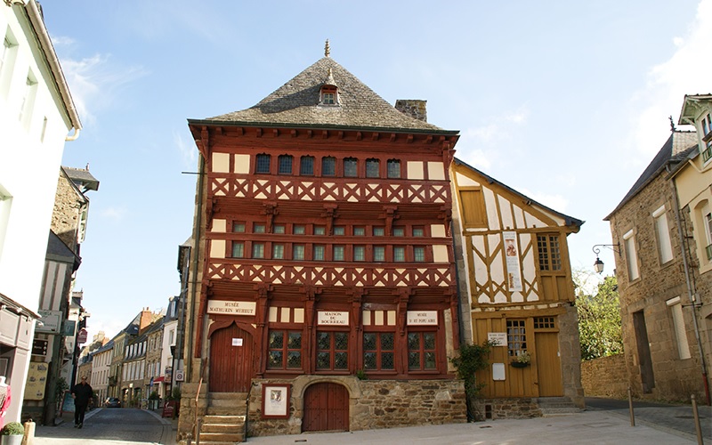 La Maison des Bourreaux, place du Martray à Lamballe, a accueilli pendant 50 ans le Musée Mathurin Méheut. Photo : lamballe-armor.bzh