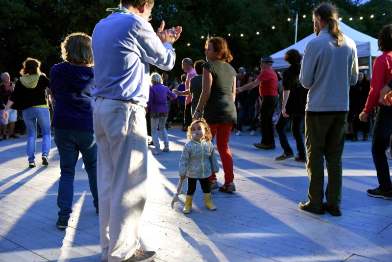 Il n'y a pas d'âge pour fréquenter les festou-noz, et ce n'est pas cette petite fille qui dira le contraire !