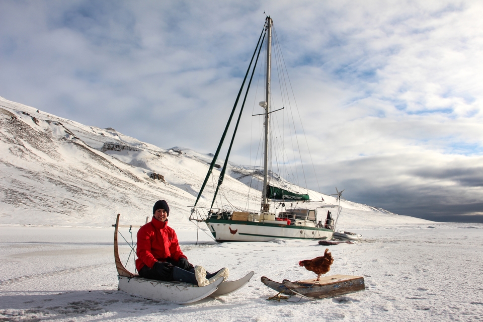 Guirec et son bateau, Yvinec, volontairement emprisonné dans les glaces du Groënland. Photo : Guirec Soudée
