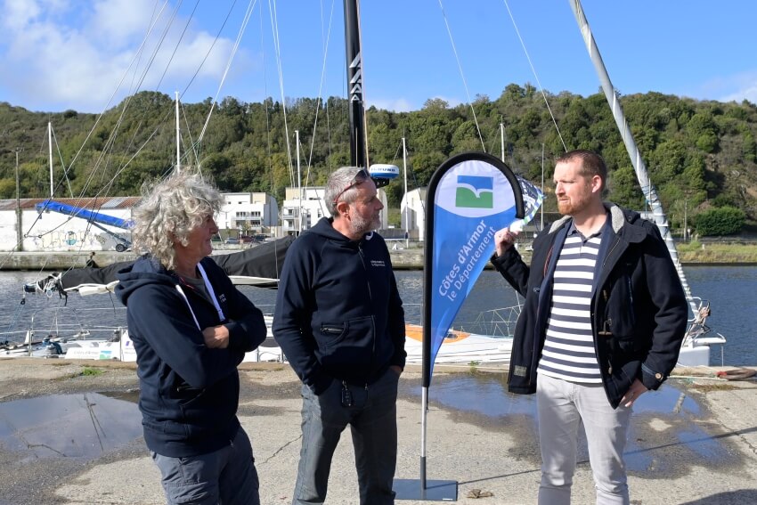 Morgann Pinson, Georges Guichen, et Ludovic Gouyette, vice-président du Département des Côtes d’Armor délégué à la Jeunesse et au Sport. Photo : Thierry Jeandot.