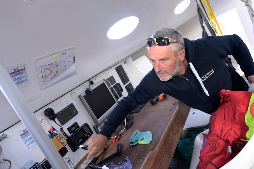 Morgann Pinson, à l'intérieur du Class40 construit à Trébeurden en 2005. Photo : Thierry Jeandot.