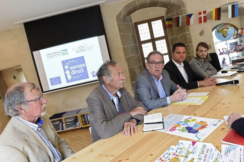De gauche à droite : Gilbert Cléran, président de l'association Etudes et Chantiers Bretagne/Pays de la Loire, Yves Le Sidaner, président de la Ligue de l'Enseignement 22, Alain Cadec, Thibaut Guignard et Youenn Roumeas-Noël, de l'association Kreiz-Breiz Village d'Europe