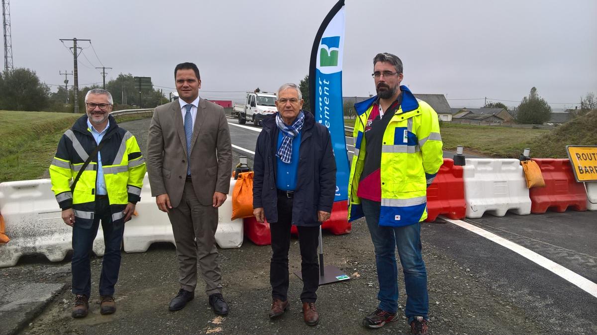 Stéphane Wiart, chef de l'antenne de Saint-Brieuc; Thibaut Guignard, 1er vice-président du Département et conseiller départemental de Plaintel ; Joseph Le Vée, maire de Plaintel ; Yann Gillet, adjoint au chef d'agence de Saint-Brieuc.