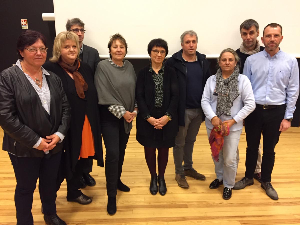 Les élus présents, de gauche à droite au premier plan : Marie-Christine Cotin, Valérie Rumiano, Sylvie Guignard (vice-présidentes du Département), Claudine Guillou (présidente de Guingamp-Paimpol Agglomération), Mona Bras (conseillère régionale), Didier Robert (conseiller communautaire de Guingamp-Paimpol Agglomération délégué en charge de la présence médicale) Conférence sociale de territoire