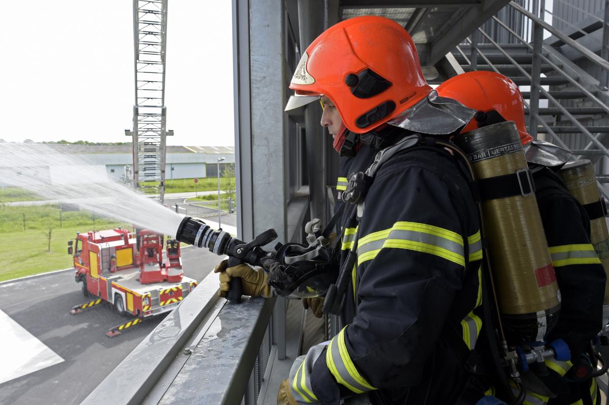 Séance d'entrainement pour les pompiers de Lamballe au sein du Centre d'incendie et de secours. 