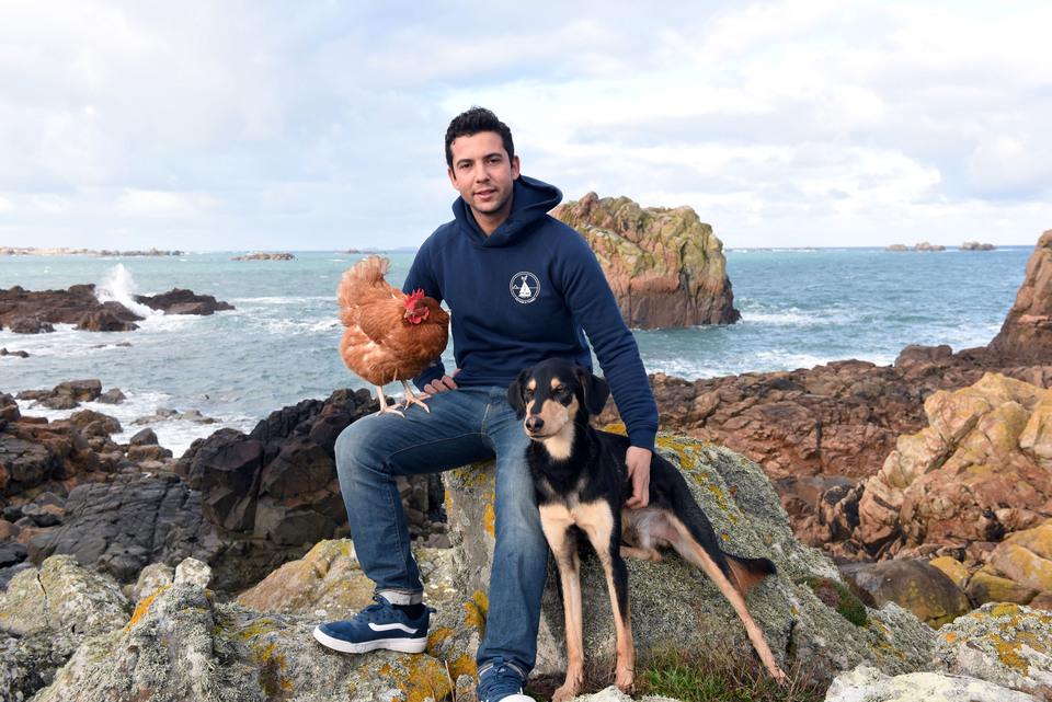 Guirec, sa poule Monique et son chien Bosco, dans son fief de Plougrescant. Photo : Bruno Torrubia.