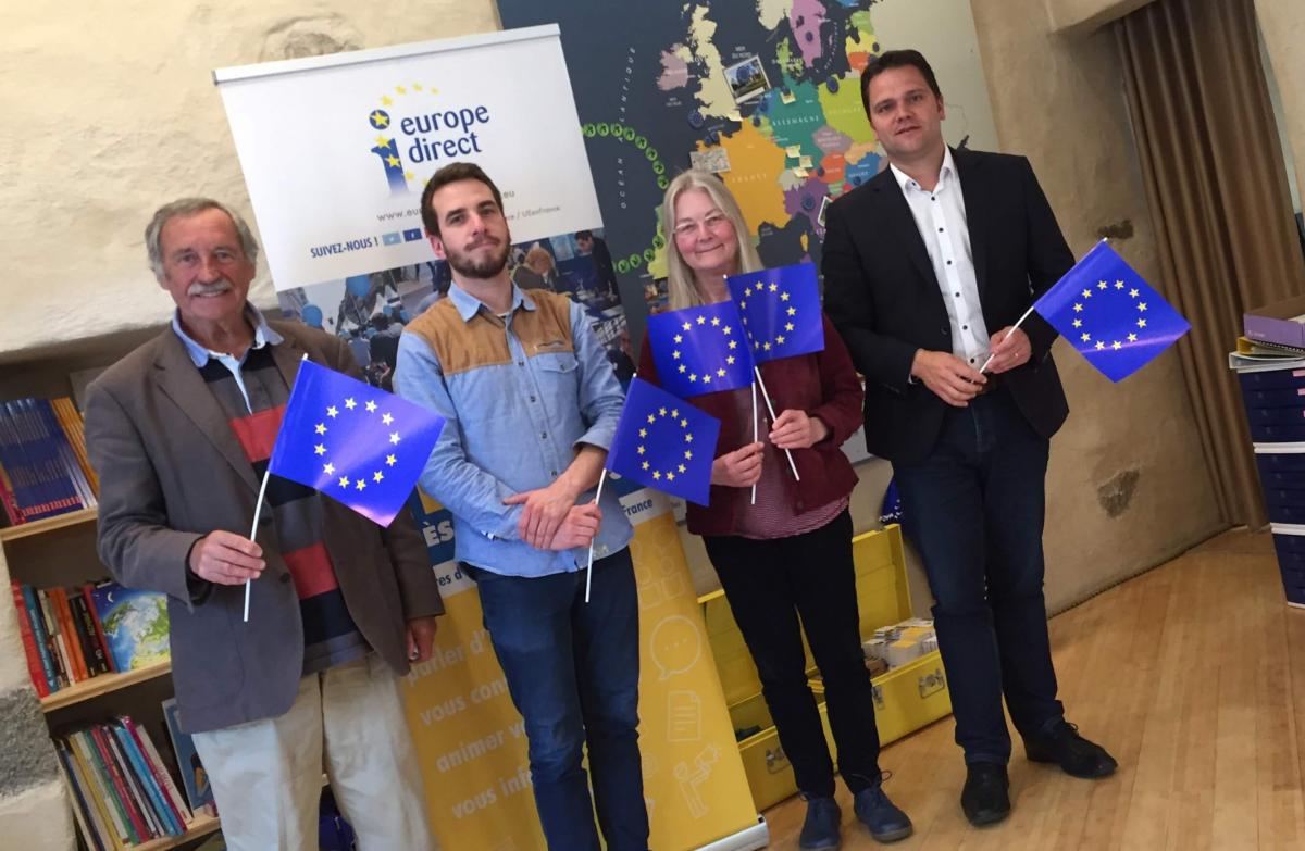 De gauche à droite : Yves Le Sidaner, président de la Ligue de l'Enseignement en Côtes d'Armor, Goulven Gentil, de l'association Kreiz Breizh Villages d'Europe, Maggie Fee, de l'association Integration Kreiz-Breizh, Thibaut Guignard, 1er veice-président du Département