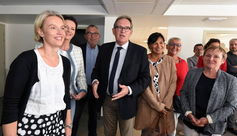 Alain Cadec président du Département entouré de la Principale du Collège Jean XXII, de Brigitte Balai-Mizrahi vice présidente chargé de l'éducation et de représentants de l'enseignement catholique