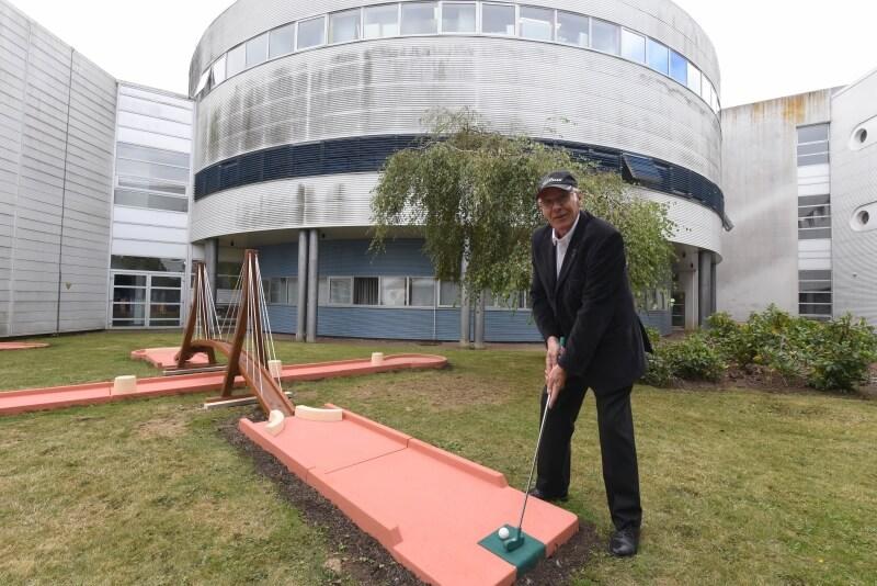 Jacky Lucas en pleine démonstration sur le pont, l’un des neuf éléments constituant le mini-golf destiné aux enfants malades de l’hôpital de Saint-Brieuc. Jacky Lucas en pleine démonstration sur le pont, l’un des neuf éléments constituant le mini-golf destiné aux enfants malades de l’hôpital de Saint-Brieuc.