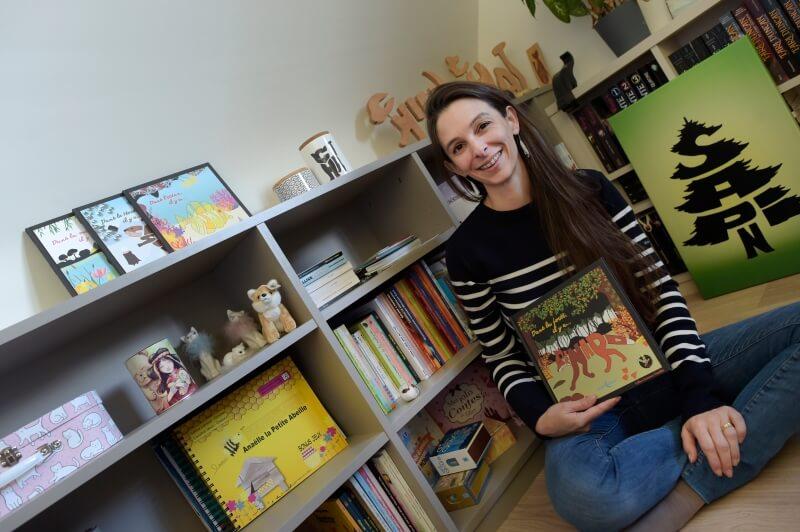 Céline Lamour-Crochet chez elle, dans le bureau de sa maison située près de la plage de Tournemine, à Plérin, où elle vit avec son mari et ses deux enfants.