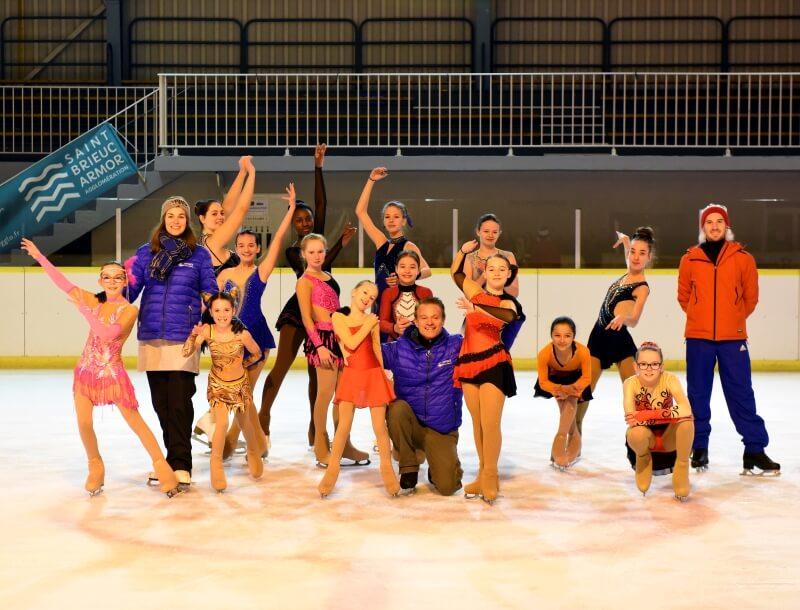 Les 14 compétitrices du Club des sports de glace d'Armor, aux côtés de leur trois professeurs. Photo : Bruno Torrubia