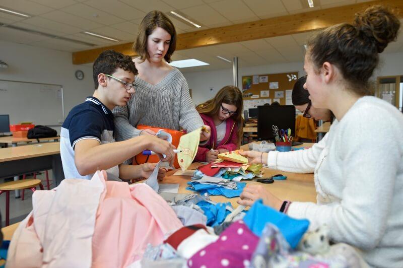 Ethan, Lise, Estelle, Amandine, et Kassandra s’affairent sur l’un des ateliers du jour de l’entreprise You’re Box. Photo : Thierry Jeandot