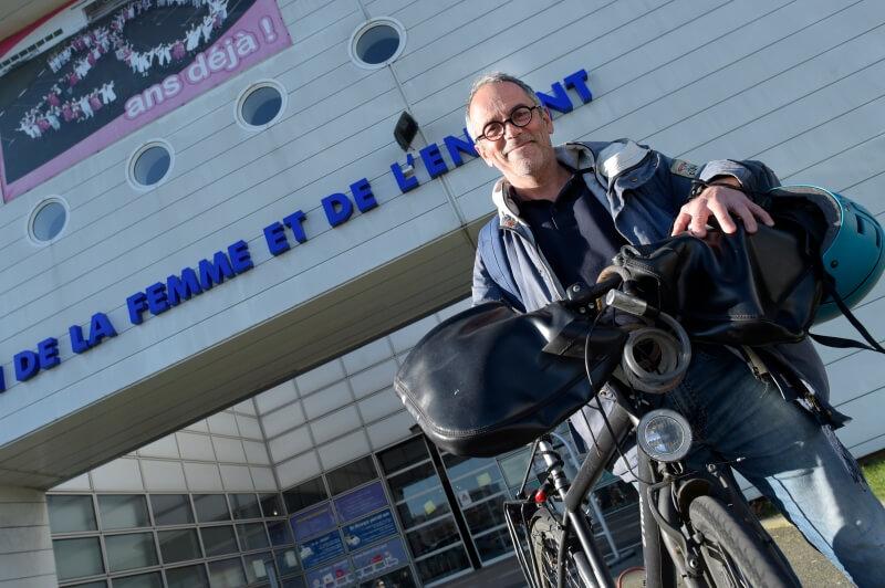 Laurent Daumas, chirurgien en orthopédie pédiatrique, au pavillon de la Femme et de l’Enfant de l’hôpital Yves Le Foll. Photo : Thierry Jeandot