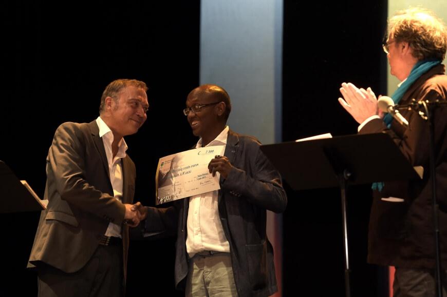 Abdourahman Ali Wabéri reçoit le Prix Louis Guilloux 2015 des mains de Thierry Simelière, Vice-président en charge de la culture au Département, en présence d'Yvon Le Men, président du Prix, au petit théâtre de la Passerelle.