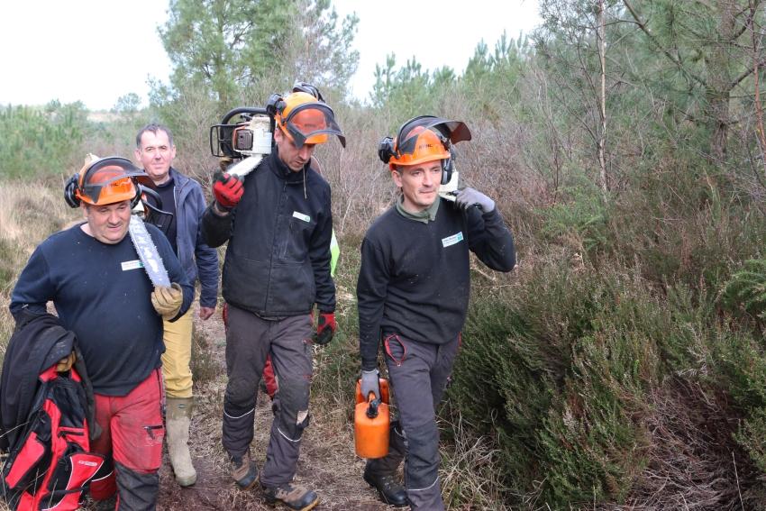 En forêt, Bernard, Tony, Gwendal et Benjamin apprécient l’autonomie, la variété du travail, les grands espaces mais aussi l’ambiance d’équipe : « plus c’est difficile, plus on s’entend bien ! » En forêt, Bernard, Tony, Gwendal et Benjamin apprécient l’autonomie, la variété du travail, les grands espaces mais aussi l’ambiance d’équipe : « plus c’est difficile, plus on s’entend bien ! »