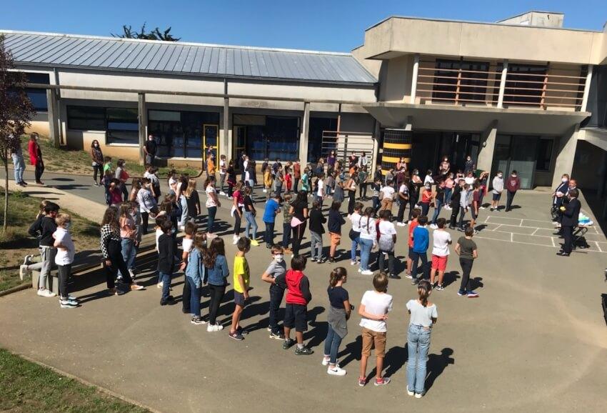 Ce 1er septembre au collège Camille Claudel de Saint-Quay-Portrieux, chaque élève de 6ème a reçu un kit de sécurité routière des mains des conseillers départementaux Thierry Simelière et Valérie Rumiano.