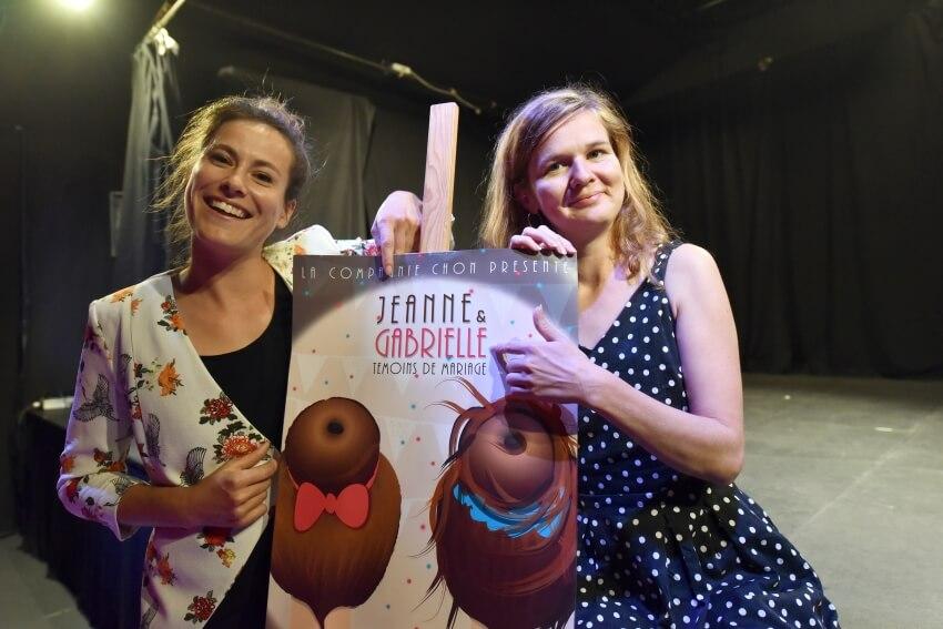 Caroline et Claire, au Théâtre de Poche de Saint-Brieuc, un des lieux de spectacles qu’elles affectionnent. Photo : Bruno Torrubia