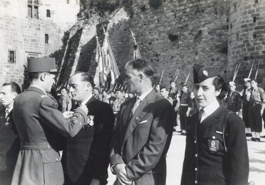 Germaine Quoniam reçoit la Croix de guerre des mains du général Leclerc.