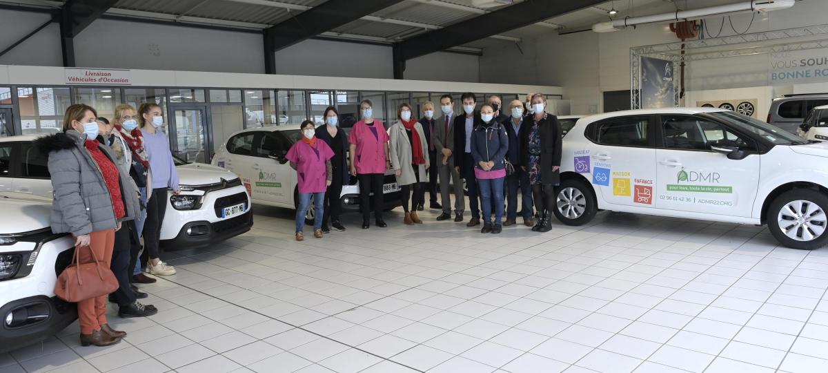 Remise d'une partie des véhicules au garage Citroën à Saint-Brieuc (photo Thierry Jeandot).