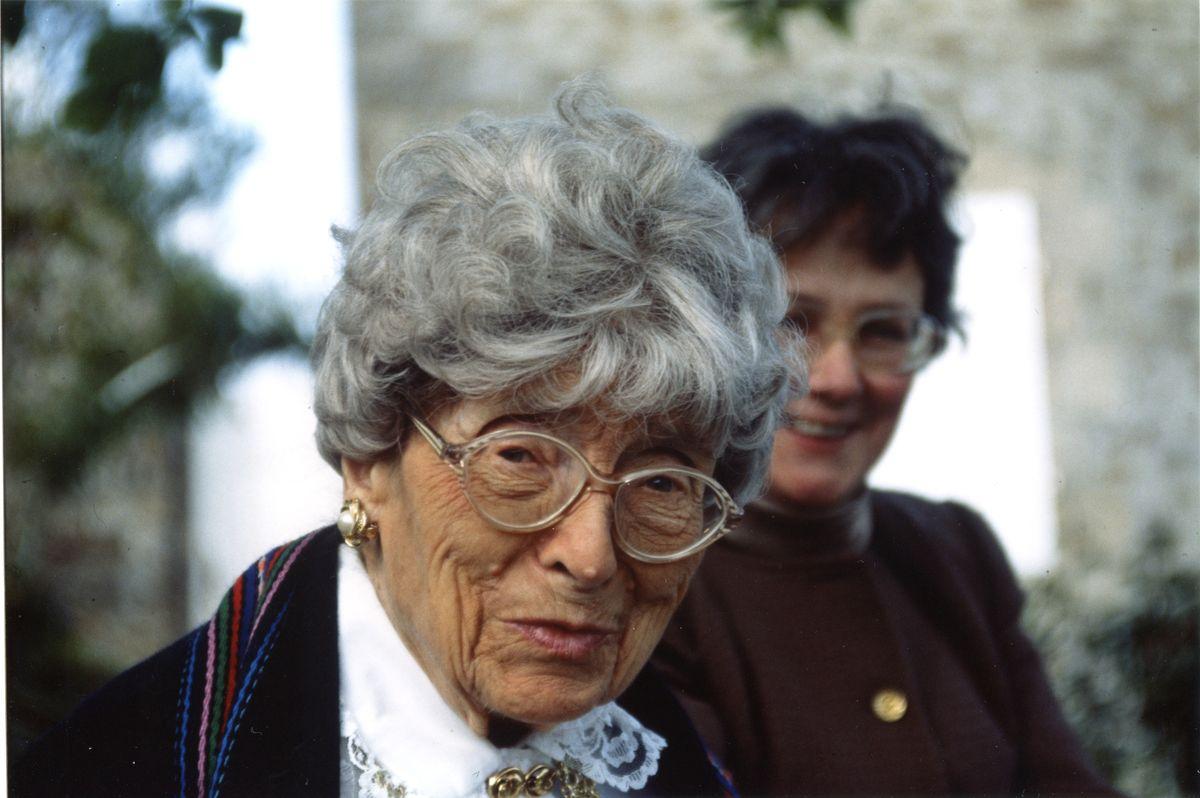 Yvonne Jean-Haffen à la fin de sa vie, et Madame Piel, sa dame de compagnie (photo : DR. Musée Yvonne Jean-Haffen – Ville de Dinan). 