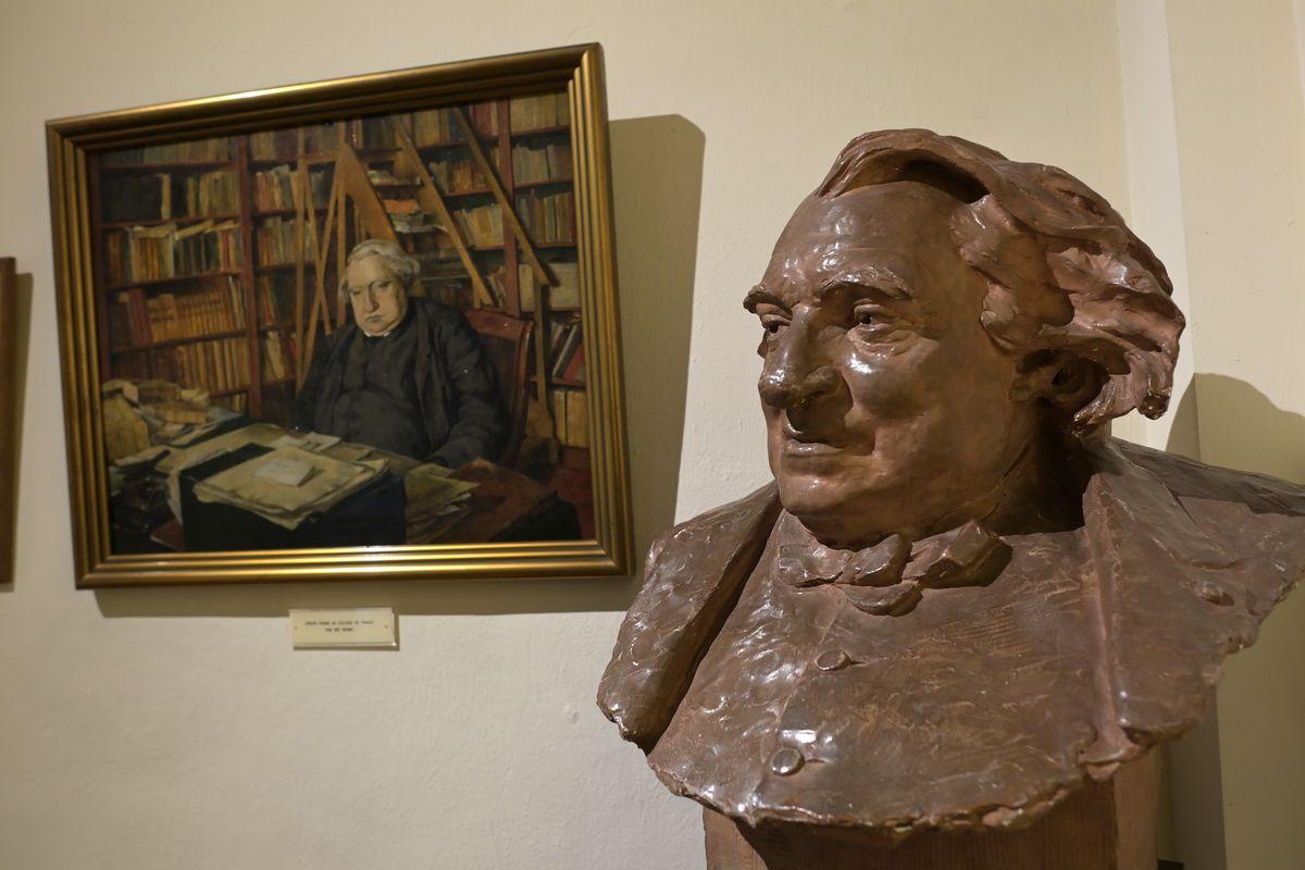 Peinture et buste d'Ernest Renan dans sa maison natale, à Tréguier (photo Thierry Jeandot).