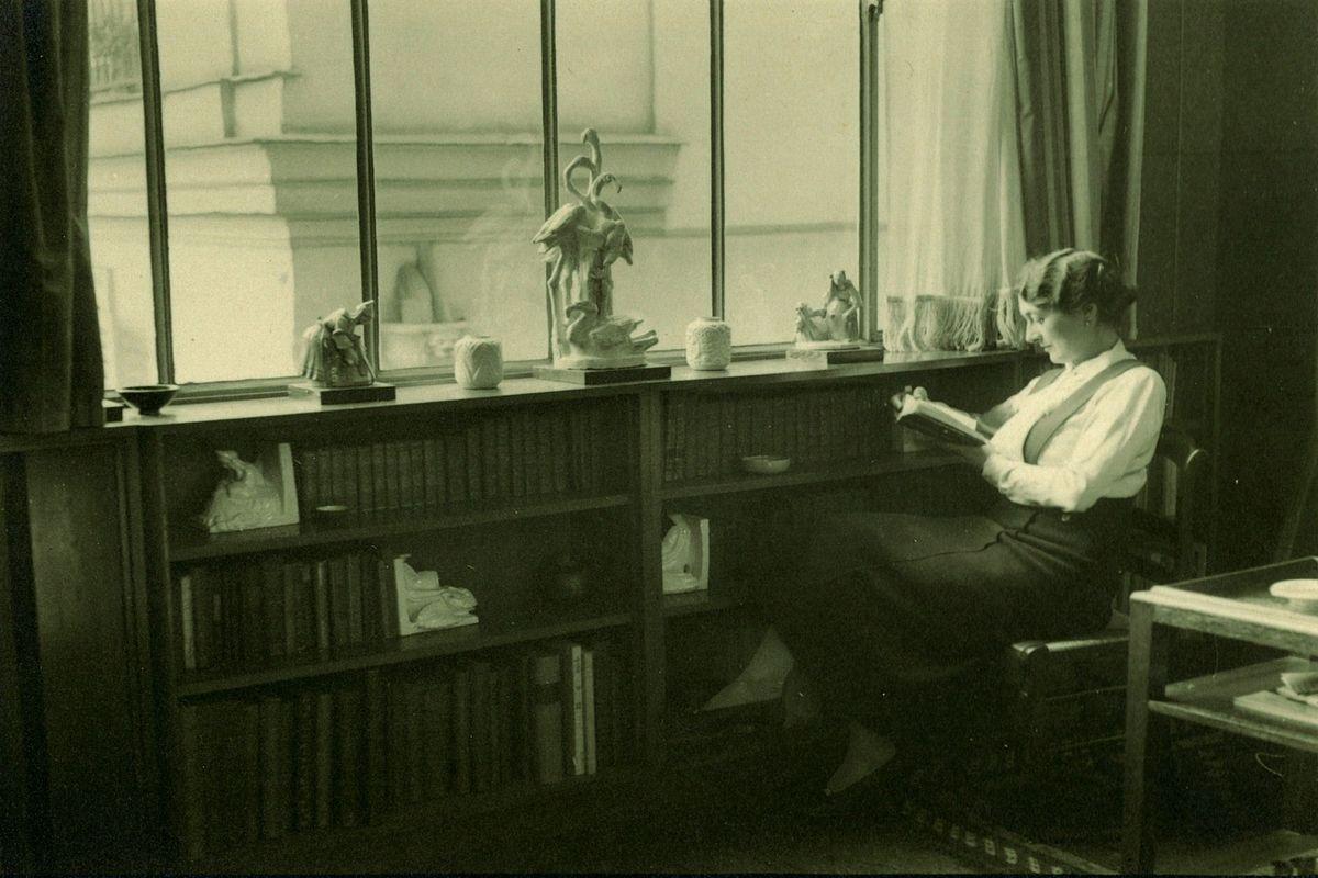 Yvonne Jean-Haffen dans sa chambre-atelier de La Grande vigne, devant la grande verrière qu'elle a fait aménager du côté de la rivière Argentel (© Musées de Dinan).