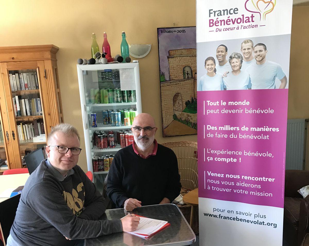 Loïc Toupin (à droite) lors d'une permanence à l'Espace solidaire de Dinan (photo DR).