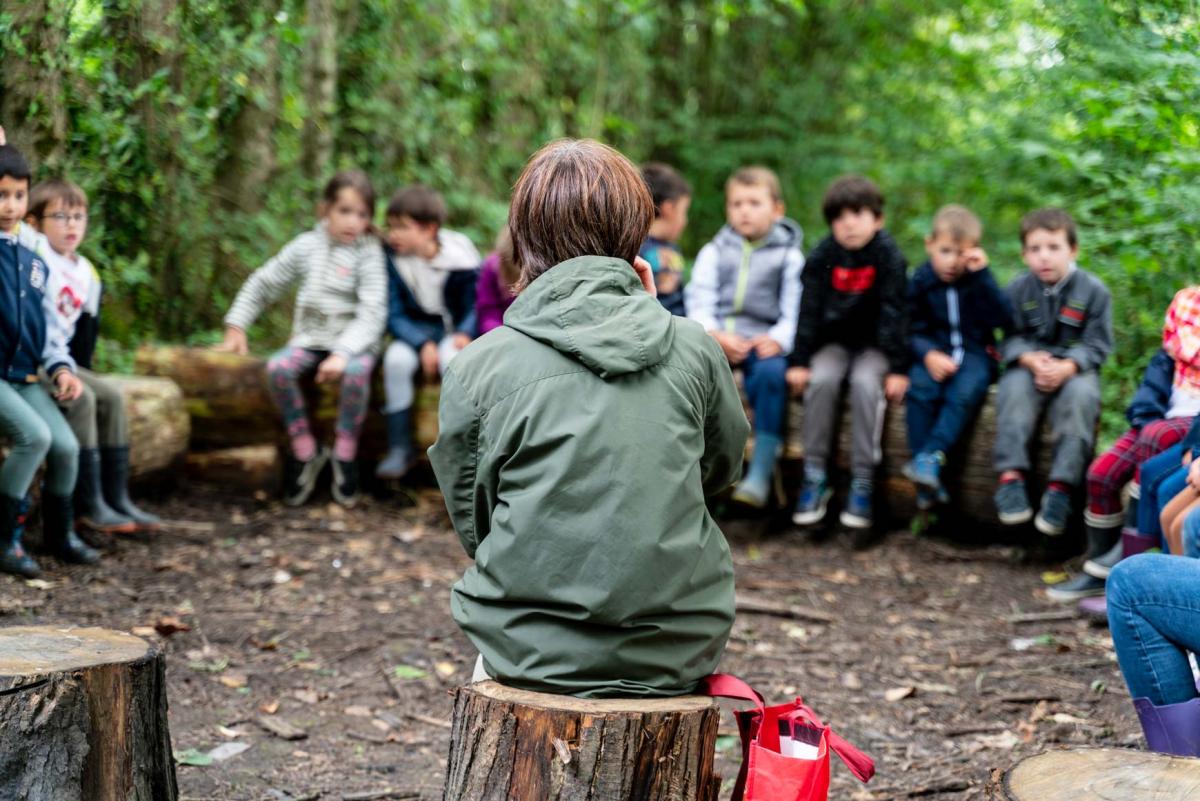 Après un temps d’écoute des sons de la nature, favorisant la concentration, Isabelle Michat, enseignante, débute sa leçon.