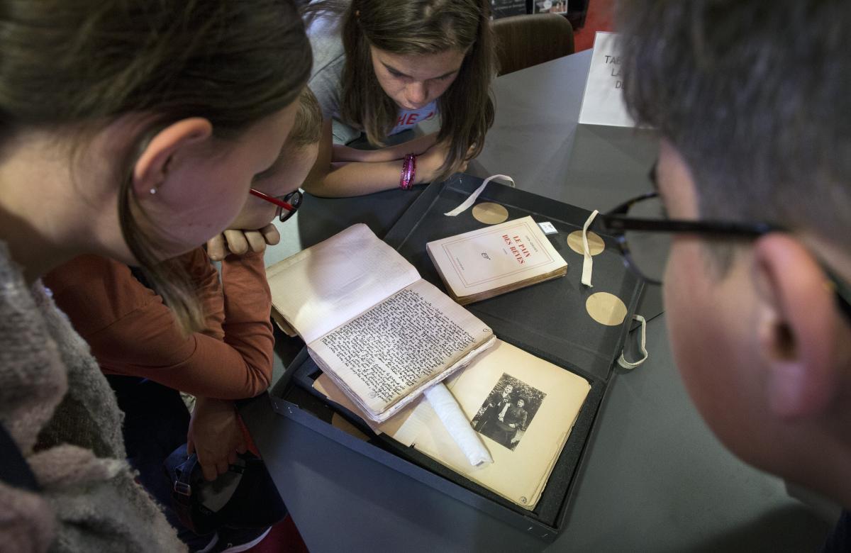 Pour préparer leur fiction sonore, les collégiens de Plémet se sont rendus à la bibliothèque Malraux à Saint-Brieuc, où ils ont pu avoir accès aux manuscrits de Louis Guilloux.