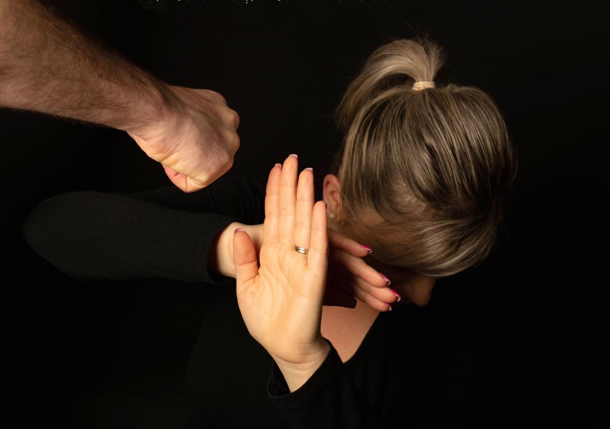 Carole, ancienne victime de violence de la part de son conjoint, avait accepté de poser pour l'exposition de Delphine Herrou consacrée aux violences intrafamiliales. La photo est retaillée, on y lit "Arrête de faire ta belle". Crédit : Delphine Herrou