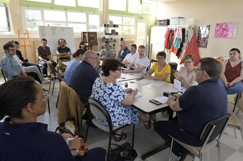 Le 21 juin, une rencontre était organisée à l'Afpa avec les huit artistes-auteurs en formation, les élus des collectivités qui soutiennent le dispositif, l'association La Ruche des Arts et l'association 40mcube. 