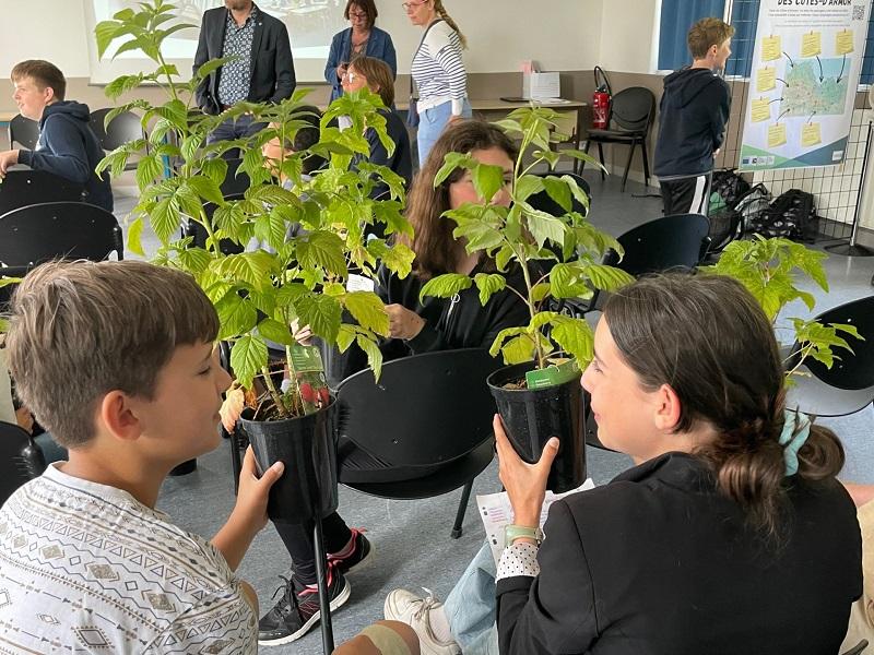 Lors de la présentation de leurs projets éco-responsables, les 15 éco-délégués du collège François-Lorant de Moncontour ont reçu chacun un groseiller ou un framboisier. Régalade en perspective !