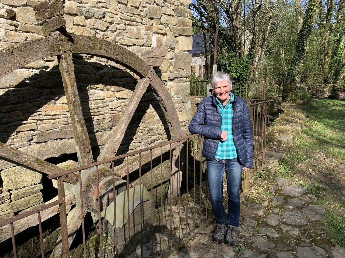 Annick Chapron devant le moulin restauré du site de La Roche au cerf (DR)
