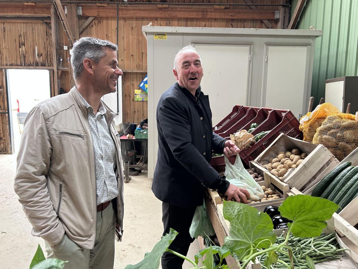 Samuel Boutrouelle et Jean-Marc Bacon, à chaque fois qu’ils le peuvent, achètent leurs légumes à la ferme le jeudi, lors de la vente directe hebdomadaire. (© DR)