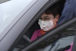 Sylvie Godefroy, aide à domicile à l'ADMR de Bourbriac, teste son nouveau véhicule avec satisfaction (photo Thierry Jeandot).