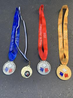 Christelle a plusieurs fois été médaillée en région et au national pour ses performances au javelot. 