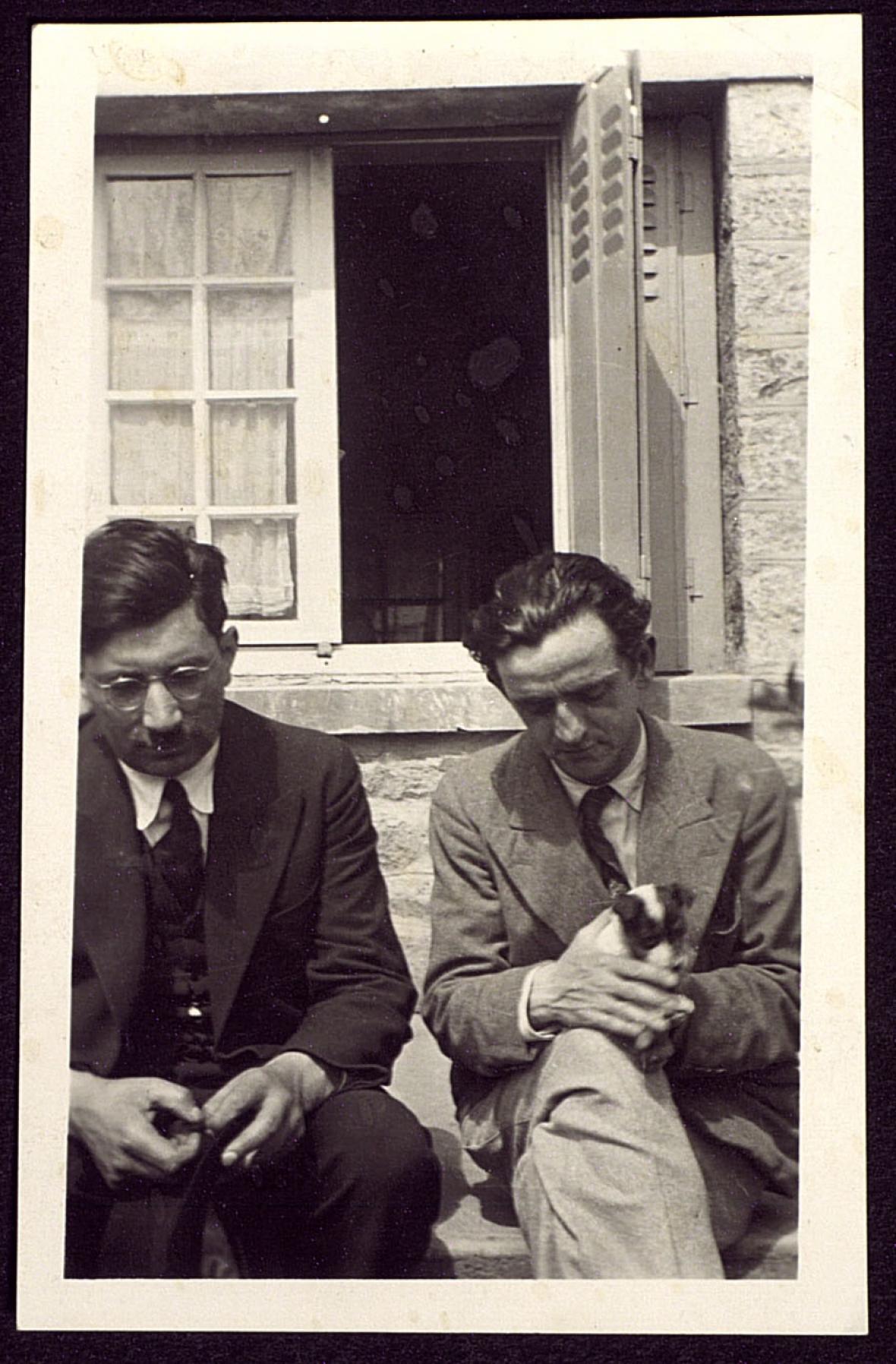 Assis dans le jardin chez les Guilloux, Louis Guilloux avec son chien, et à droite Henri Petit, le père de Jean-Pierre, en 1930 (© Bibliothèques de Saint-Brieuc). Assis dans le jardin chez les Guilloux, Louis Guilloux avec son chien, et à droite Henri Petit, le père de Jean-Pierre, en 1930 (© Bibliothèques de Saint-Brieuc).Assis dans le jardin chez les Guilloux, Louis Guilloux avec son chien, et à droite Henri Petit, le père de Jean-Pierre, en 1930 (© Bibliothèques de Saint-Brieuc).
