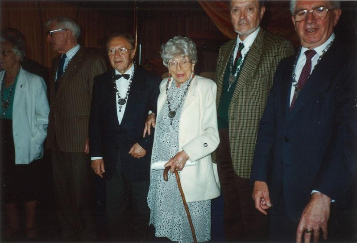 L'artiste est élevée au rang de chevalière des Art et des lettres en 1991, et ici décorée de l'ordre de l'Hermine l'année suivante (© Musées de Dinan).