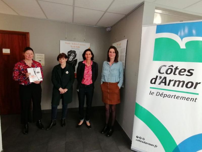 Lisa Thomas (à droite), conseillère départementale référente de la Maison du Département de Saint-Brieuc, et Nathalie Paré, la directrice, étaient au vernissage de l'exposition avec les coordinatrices de ce temps fort, Catherine Vinot et Guénaëlle Closier.