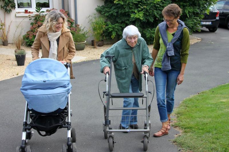 Trois générations familiales de femmes entourent la quatrième, celle de Jeannie de Clarens à la fin de sa vie (photo DR).