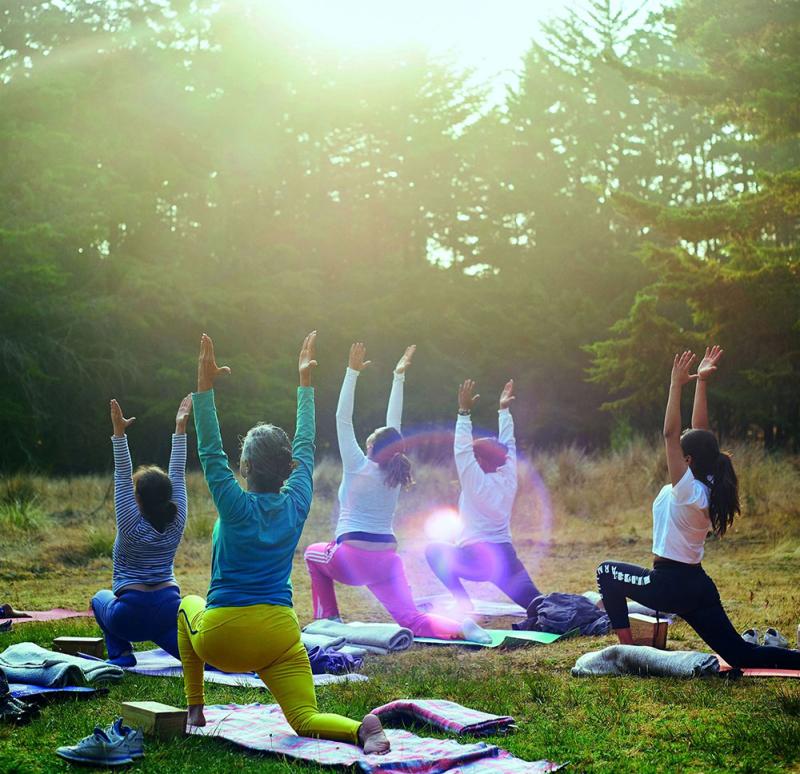 Chaque semaine, Johanna Salaün anime une séance de yoga dans le parc du domaine. (© Unsplash) yoga_lrj