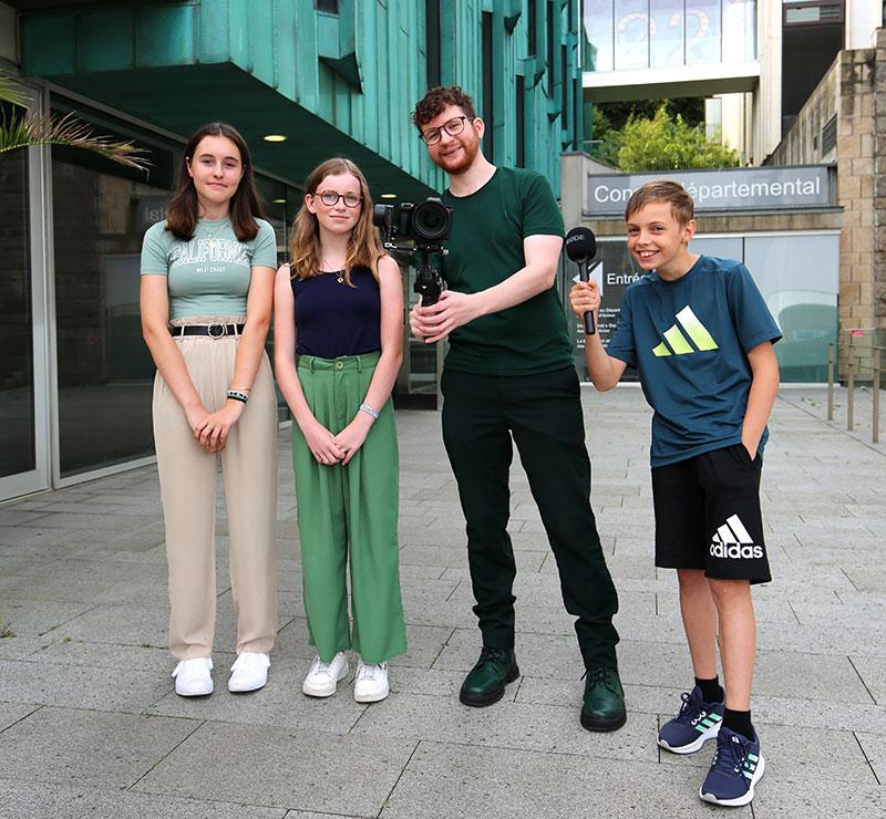 aurélien le Calvez et les élèves interviewers devant l'hôtel du Département