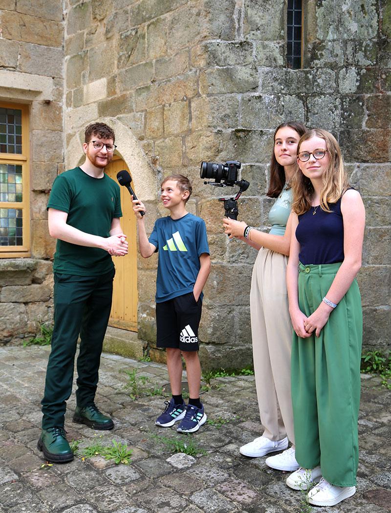 Aurélien le Calvez et les élèves interviewers devant l'hôtel du Département