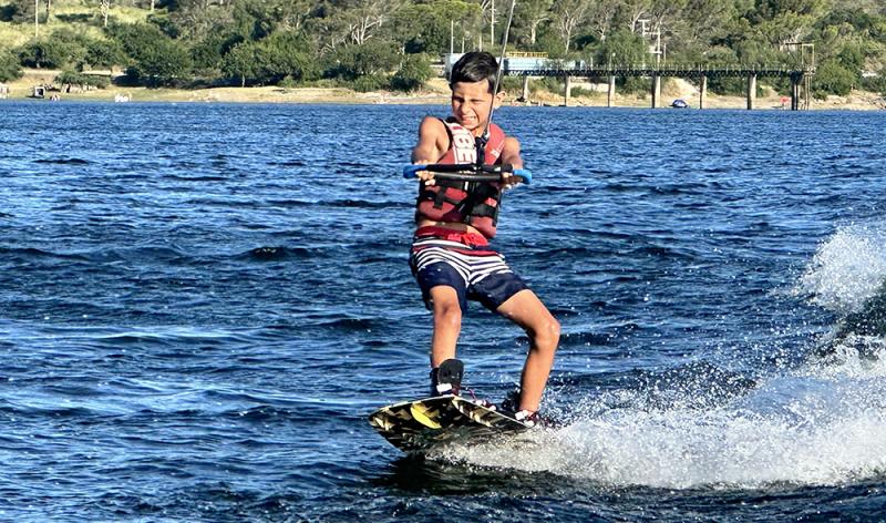 En Argentine, les parents de Simon ont créé une école de ski nautique.