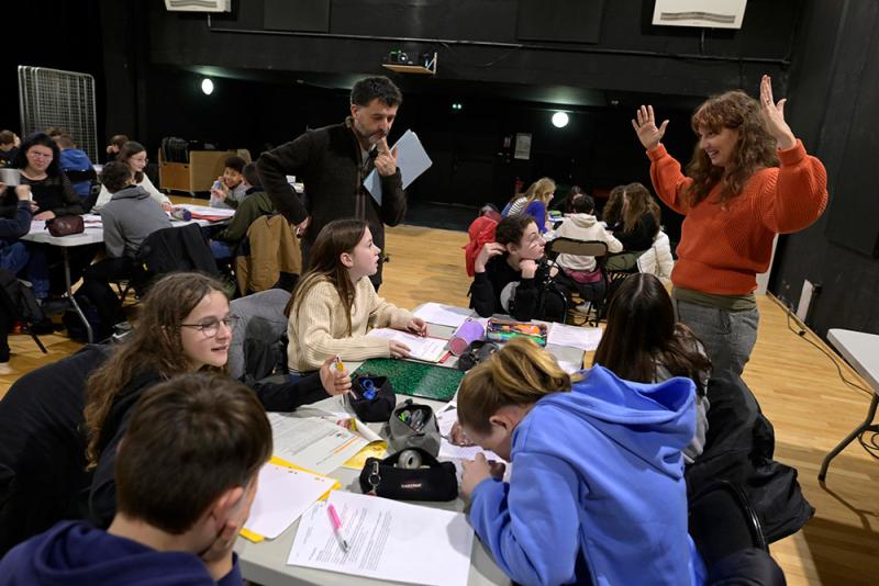 Les 5e2 lors de l’atelier d’écriture animé par Carole André, journaliste et coprésidente du club de la presse de Bretagne, le 2 février 2024, lors de l’événement L’info dans tous ses états à Lannion Les élèves d'Yves Coppens aux états généraux de l'information