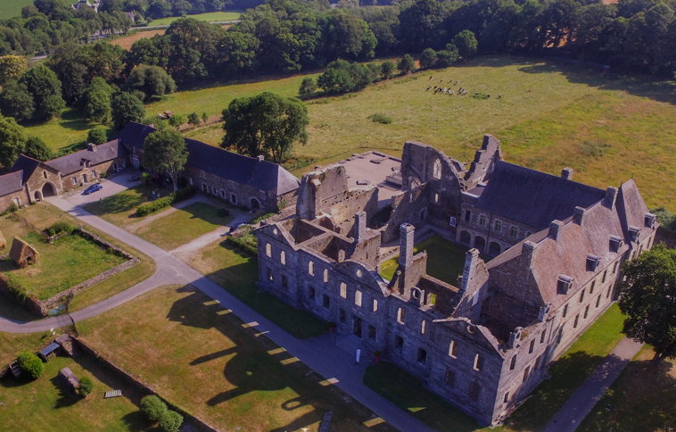 L'abbaye de Bon-Repos (© Peron Renan)