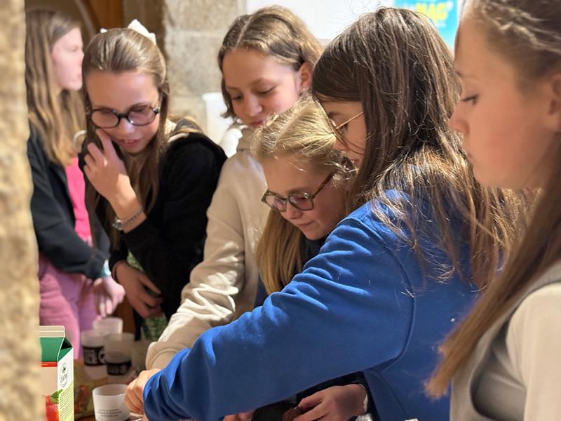 Le goûter, un moment convivial pour apprendre à mieux se connaître. 