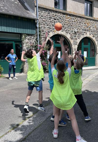 Séance endiablée de tchoukball à l’école de Plourac’h.