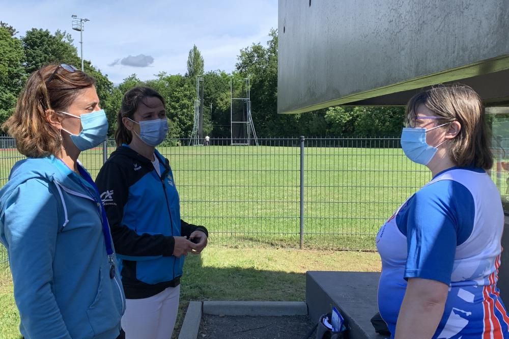 De gauche à droite, Marie-José Camard, entraîneuse et présidente du Trégor Goëlo athlétisme&nbsp;; Sabrina André, éducatrice sportive au Comité départemental de sport adapté&nbsp;; et Christelle Courtois (photo DR).