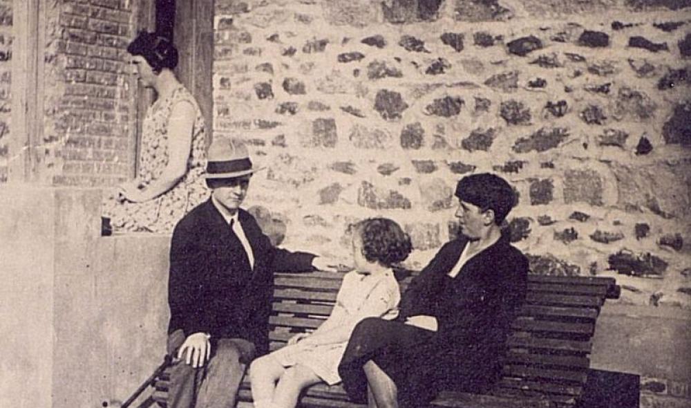 Une personne non identifiée, Louis Guilloux, sa sœur Charlotte Guilloux, et Violette Mons, vers 1932 (© Bibliothèques de Saint-Brieuc).